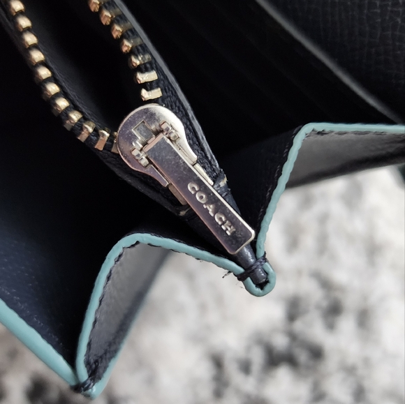 *SOLD* COACH Turnlock Crossbody Navy Saffiano Leather Chain Strap with Charm - Picture 5 of 9